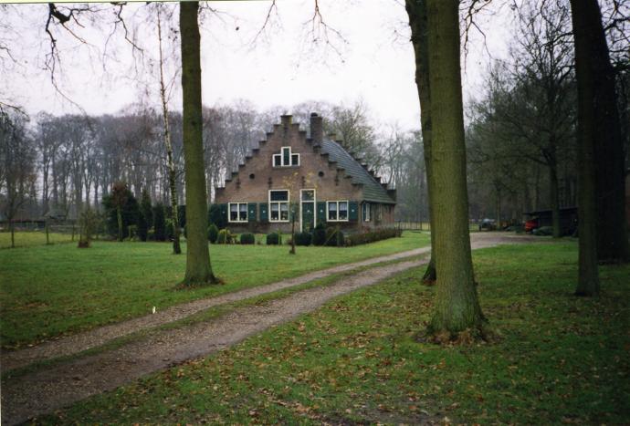 Een rijksmonument met pomp met kast