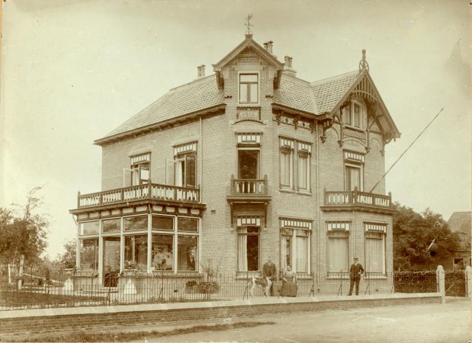 Villa met gevelstenen en siermetselwerk