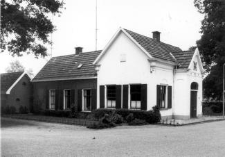 Het voormalig café met daarachter de stallen