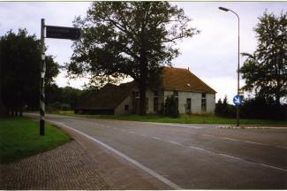 T-boerderij met witgepleisterd voorhuis