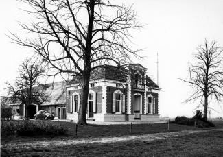 Boerderij met een Jugendstil tegelornament