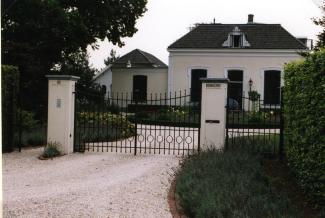 Witgepleisterd landhuis met afgeplat schilddak